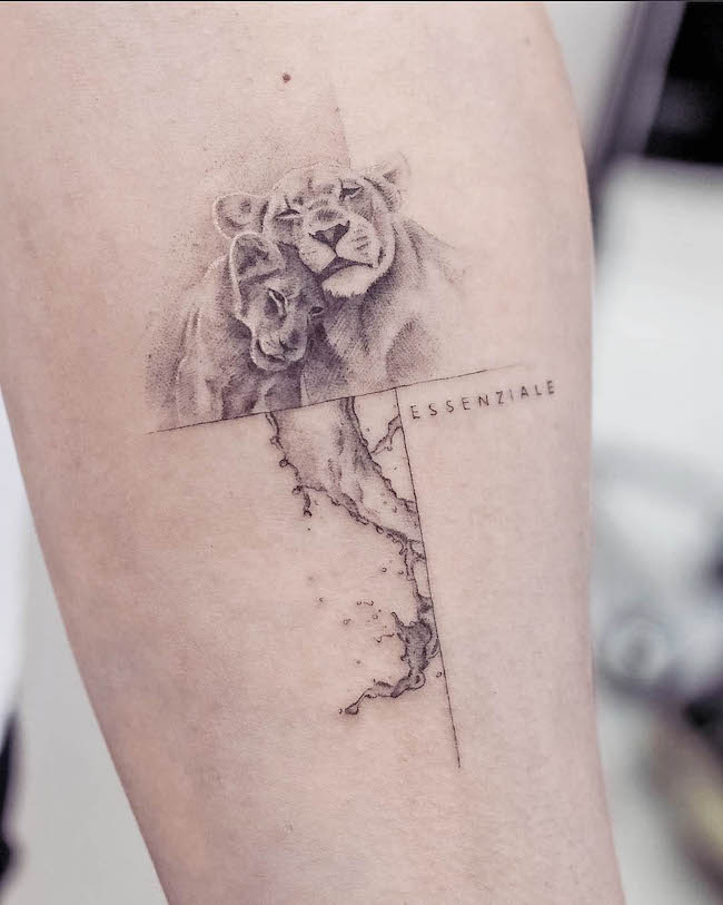 Tatuaggio di madre e figlio con leone di @giahi