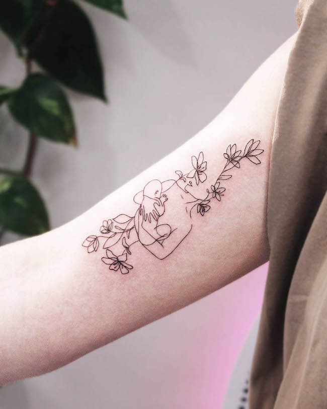 Tatuaggio della mamma con fiori e vite di @pionobedrist