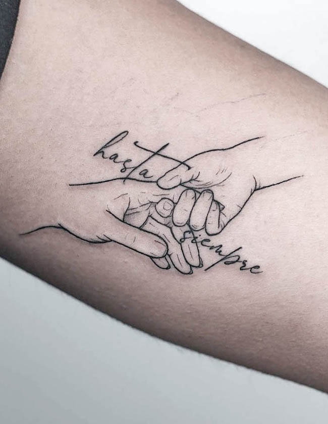 Mani e nome della mamma tatuaggio di @tattoobyhans