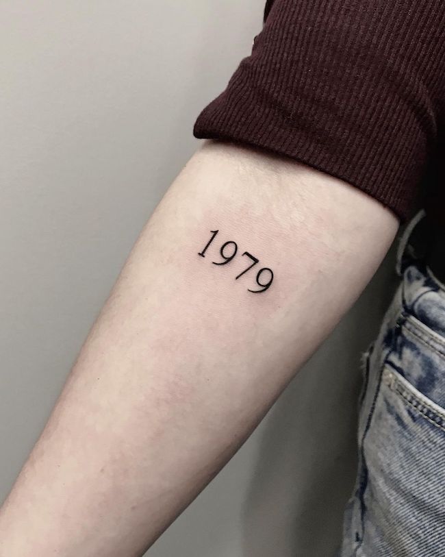 Tatuaggio dell'anno di nascita di @_osobliwie_