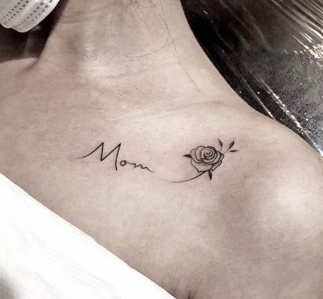 Mamma calligrafia con rosa di @calcuttainktattoostudio
