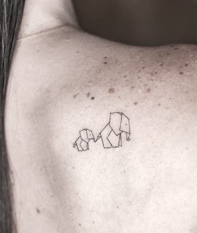 Tatuaggio di mamma elefante sulla spalla di @danirg.home