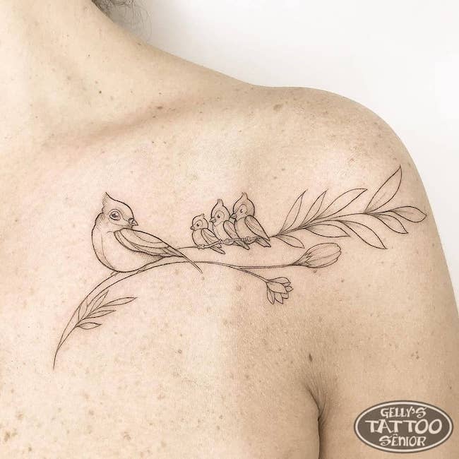 Tatuaggio sulla spalla di mamma e uccellini di @gellystattoo_senior
