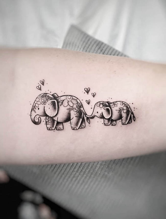 Madre e cucciolo di elefante di @paige.nicole.tattoos