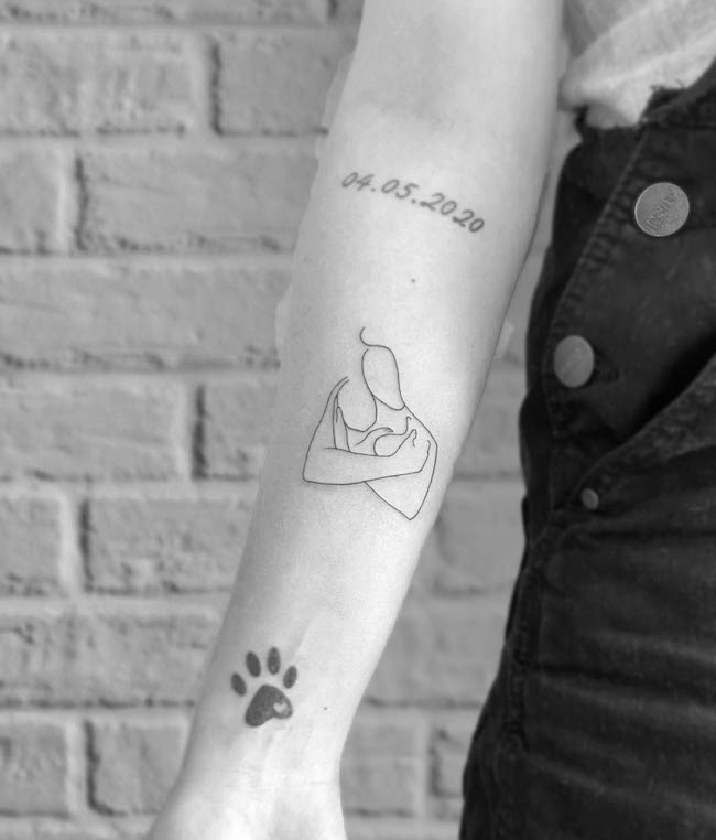Tatuaggio astratto della mamma da @carlita.ttoo
