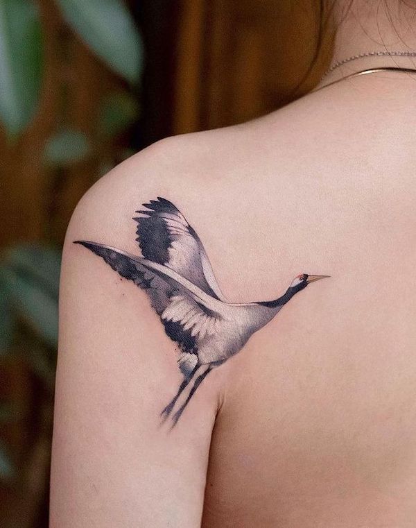 Tatuaggio di gru sulla spalla per le donne da @newtattoo_qiqi