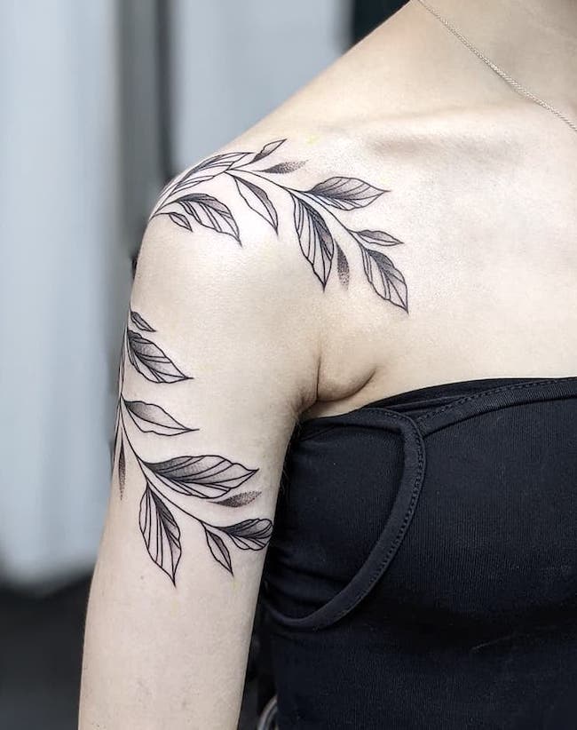 Tatuaggio Vine sulla spalla di @suzylutattoos- Tatuaggi di classe in bianco e nero sulla spalla per le donne