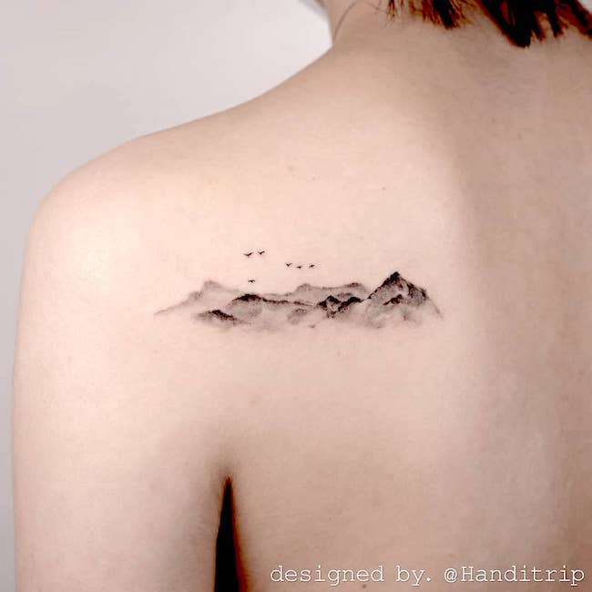 Tatuaggio di paesaggio montano in bianco e nero di @handitrip