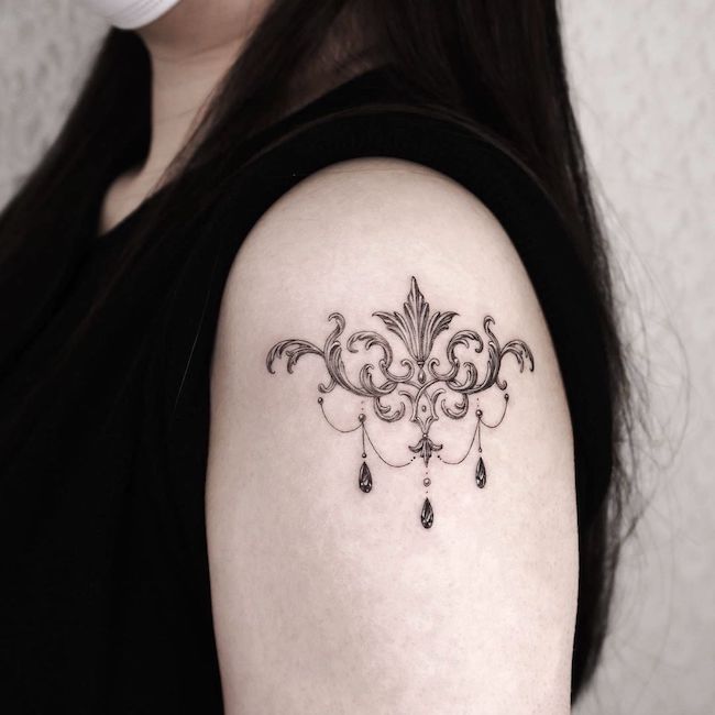 Tatuaggio Chandelier sulla spalla di @auua.tattoo- Tatuaggi di classe in bianco e nero sulla spalla per le donne