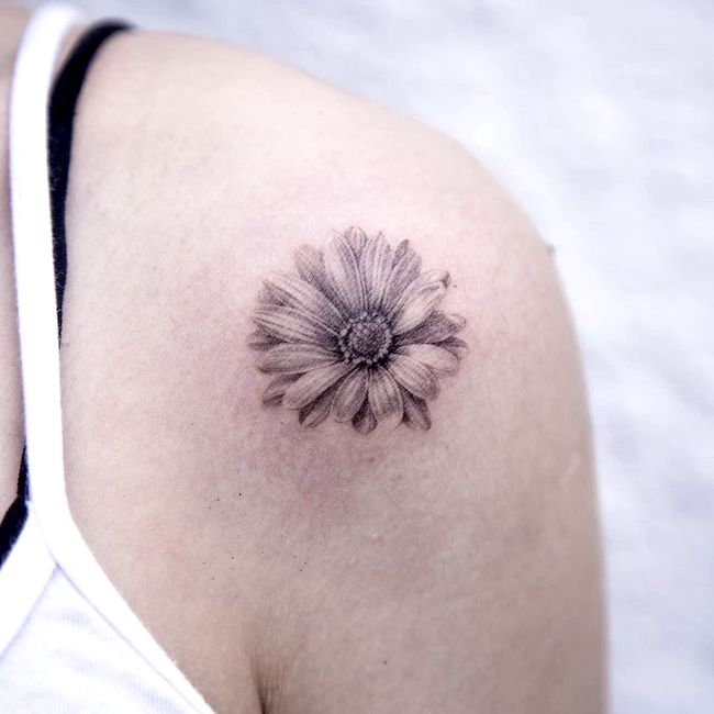 Tatuaggio semplice in bianco e nero con girasole di @arona_tattoo- Tatuaggi di classe in bianco e nero sulle spalle per donne