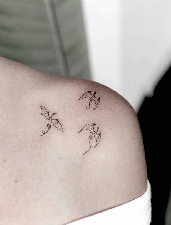 Tatuaggi di piccoli draghi di @alice_b_jb- Tatuaggi di classe in bianco e nero sulle spalle per le donne