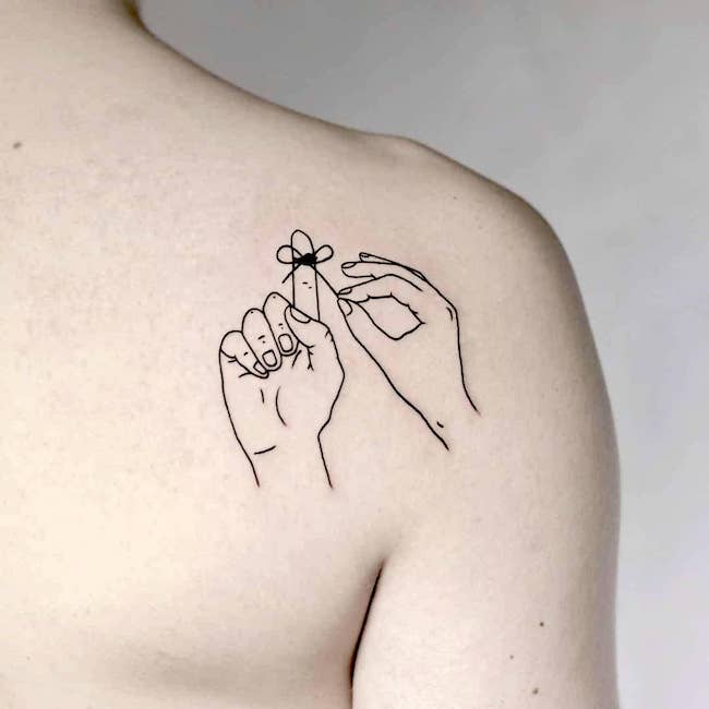 Tatuaggio significativo della scapola Tie the knot di @tu_szpila