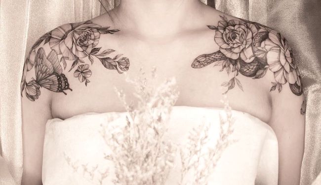 Tatuaggi di rose e serpenti su entrambe le spalle di @rong.rong