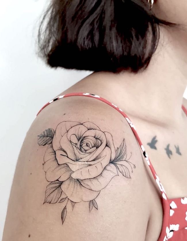 Tatuaggio a spalla con rosa nera a linea fine di @art.novensides