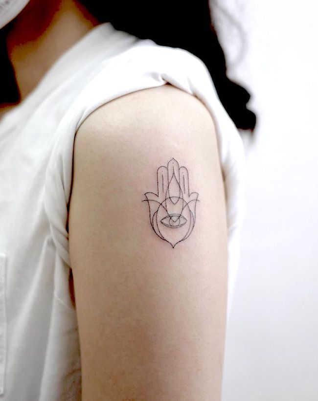 Hamsa hand shoulder tattoo by @iotattooing- Tatuaggi di classe in bianco e nero per le donne