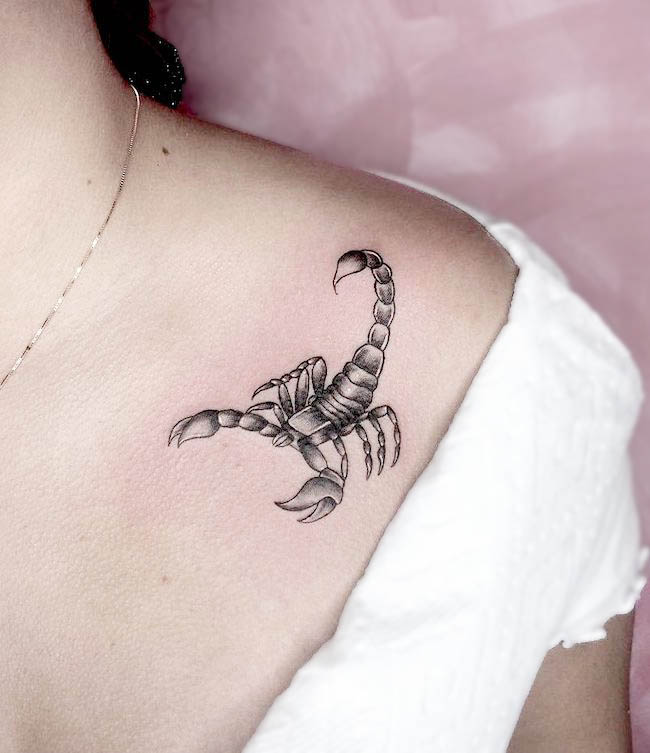 Tatuaggio Scorpione sulla spalla per lo Scorpione di @inkedbykiki
