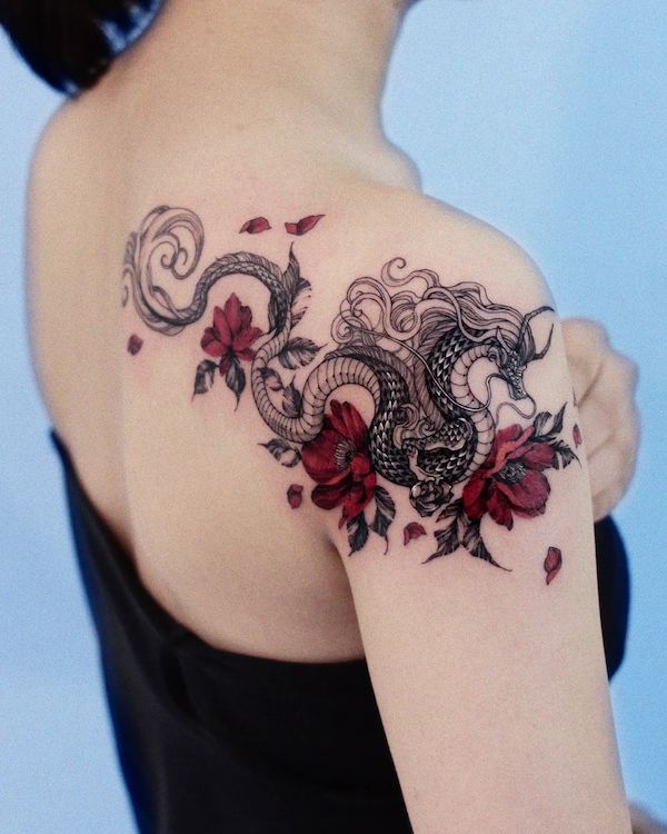 Tatuaggio sulla spalla con drago floreale di @harusisun