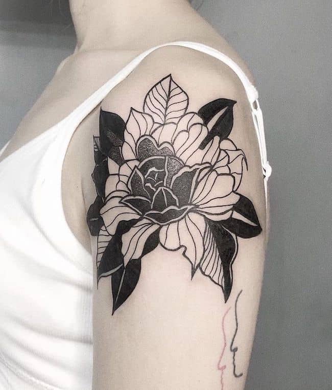 Tatuaggio a spalla con rosa bianca e nera da @ny.tattoos