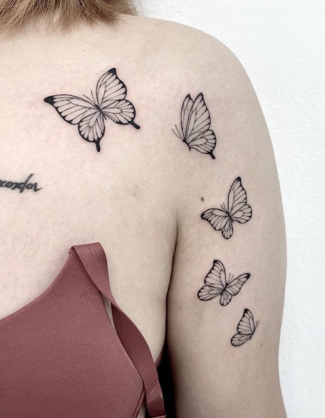Bellissimo tatuaggio sulla spalla con farfalle di @hailey_blossom- Tatuaggi di classe sulla spalla in bianco e nero per le donne
