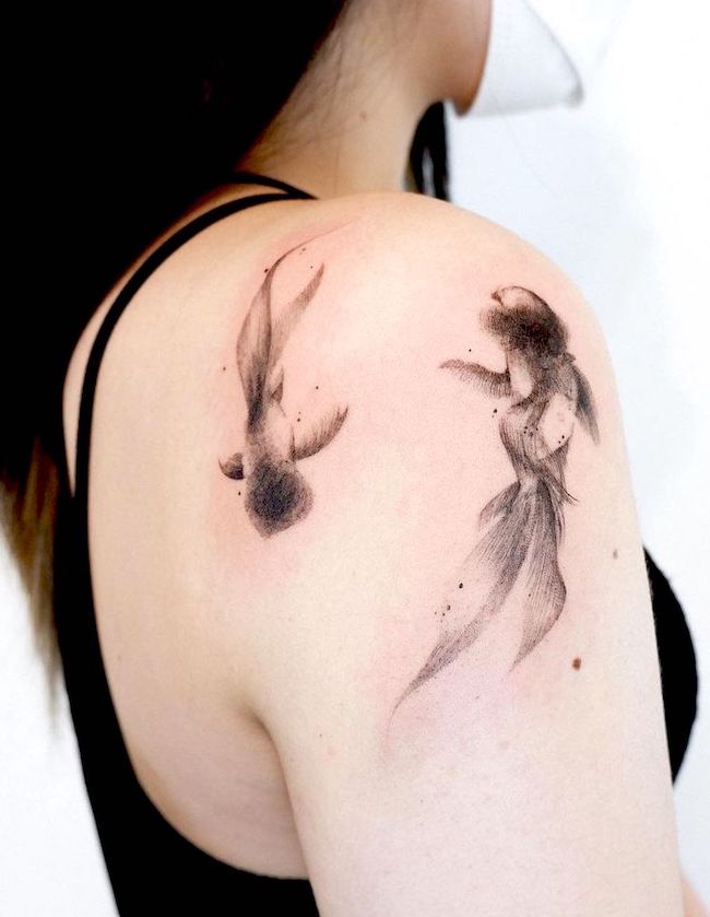 Tatuaggio della spalla con pesce Koi per i Pesci di @joooo.tt