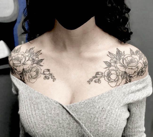 Tatuaggi sulle spalle con rose bianche e nere di @dave.watts_.tattoos