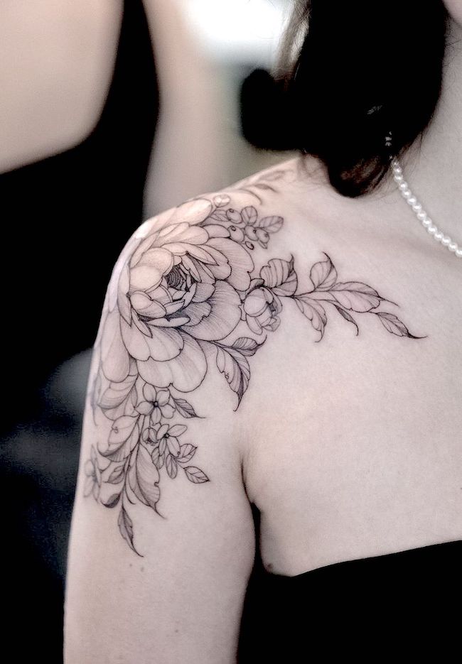 Tatuaggio di rosa sulla spalla di @sergetattooer- Tatuaggio di classe in bianco e nero per le donne