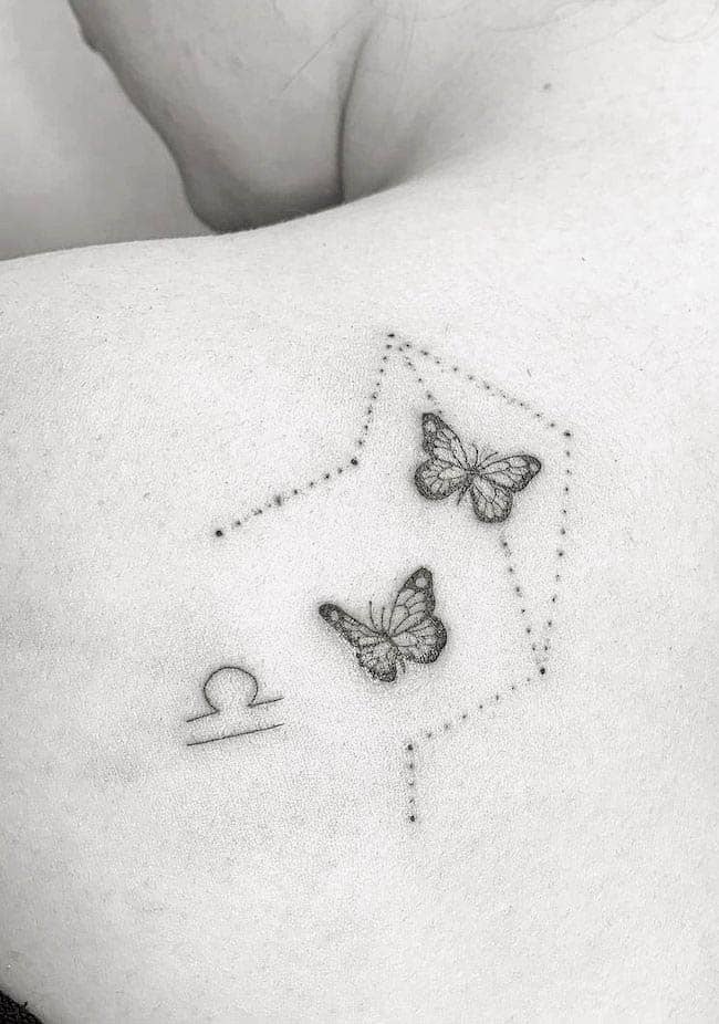 Costellazione della Bilancia e farfalle di @bodyart_by_paige