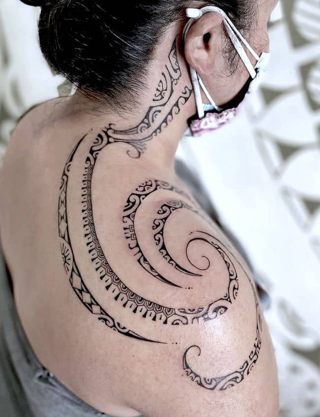 Swirl tribale spalla tatuaggio per le donne da @d.russ_.tattoo