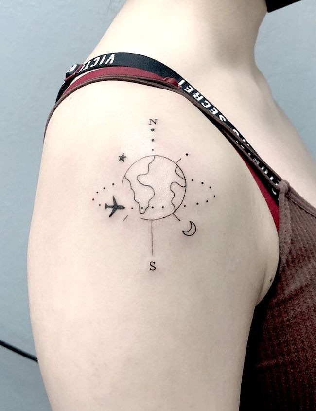 Il giro del mondo - tatuaggio sulla spalla per avventurieri di @honeybeetattoo_airu
