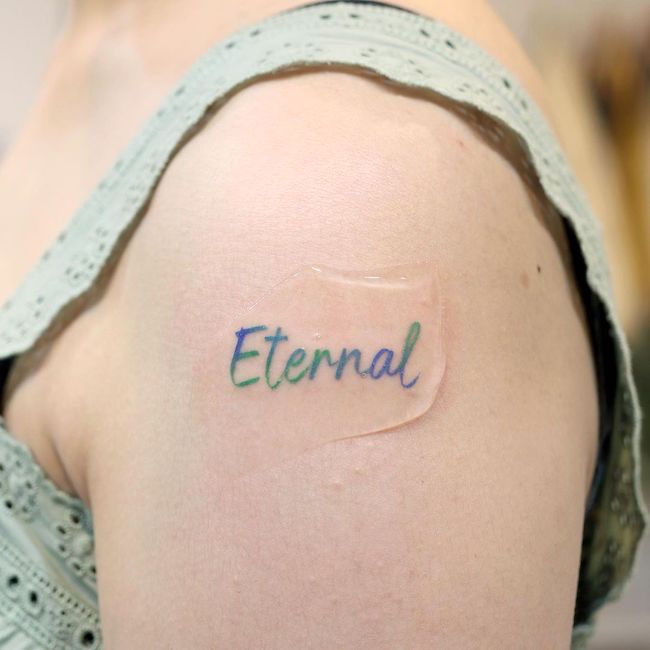 Tatuaggio Eternal gradient script di @saegeemtattoo