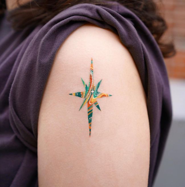 Tatuaggio a stella di @o.ri_tattoo- Tatuaggi colorati sulla spalla per le donne