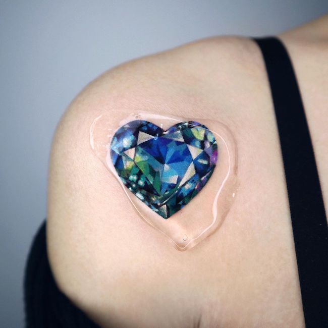 Stunning diamond shoulder blade tattoo by @yeriel_tattoo - Tatuaggi colorati sulle spalle per le donne