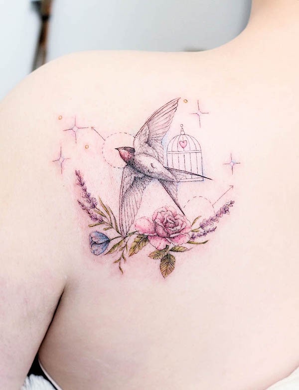 Tatuaggio di scapole con uccelli e fiori di @mini_tattooer