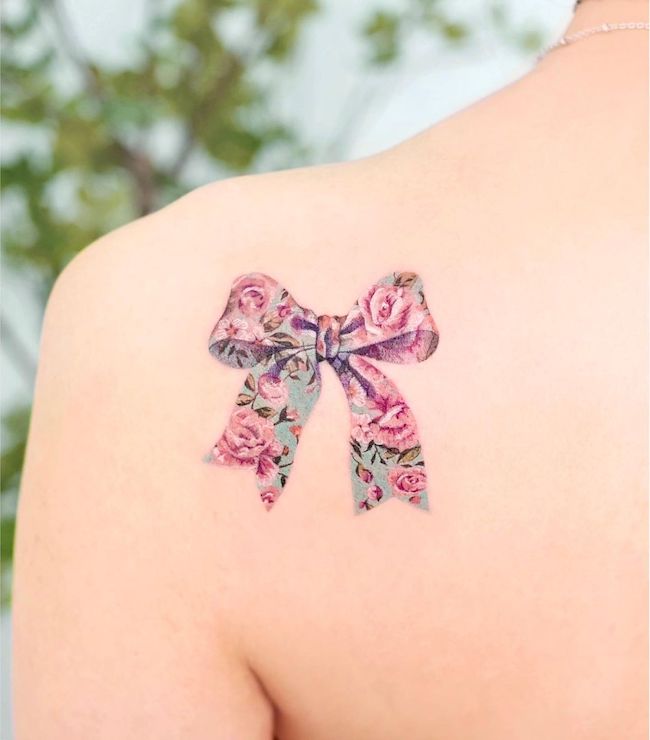 Girly nastro spalla tatuaggio per le donne da @o.ri_tattoo- Carino tatuaggi colorati spalla per le donne