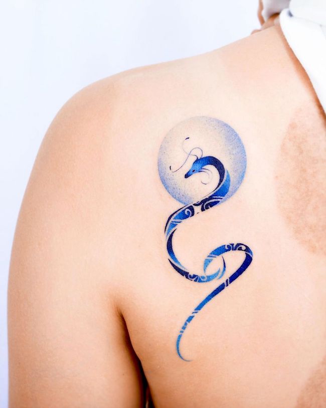 Tatuaggio fantasia drago blu snello di @e.nal_.tattoo