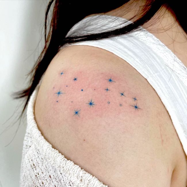 Tatuaggio cosmico di piccole stelle per donne da @seoul.poke
