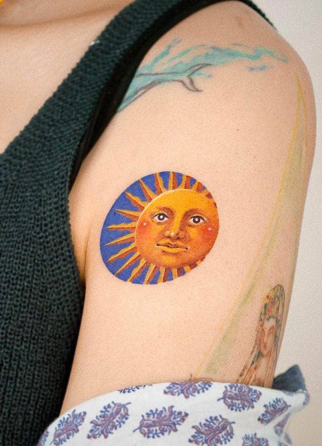 Il tatuaggio della spalla Soleil di @0chicken.tattoo