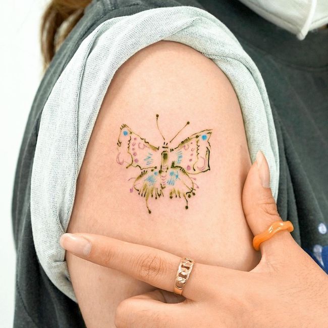 Tatuaggio a forma di farfalla da @opal.tattoo