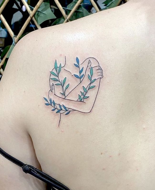 Tatuaggio di amore per se stessi sulla scapola di @vondiezyltattoos
