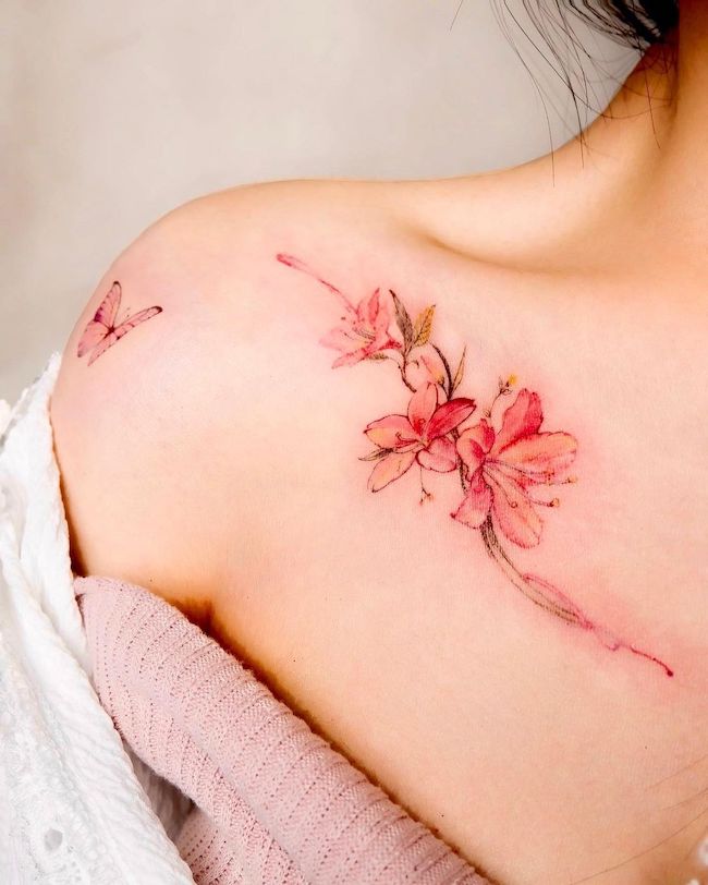 Tatuaggi di fiori in fiore sul petto e sulla spalla di @seolheetattoo- Tatuaggi colorati sulla spalla per le donne