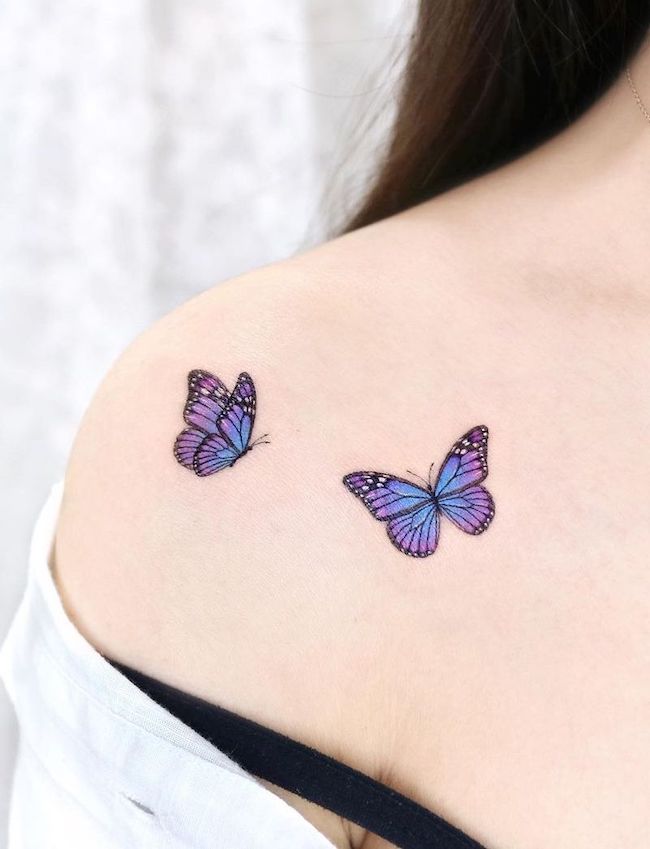 Bellissime farfalle viola di @palette.tt - Tatuaggi colorati sulla spalla per donne