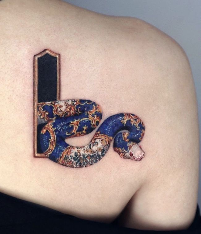 Tatuaggio di serpente sulla scapola di @yeriel_tattoo