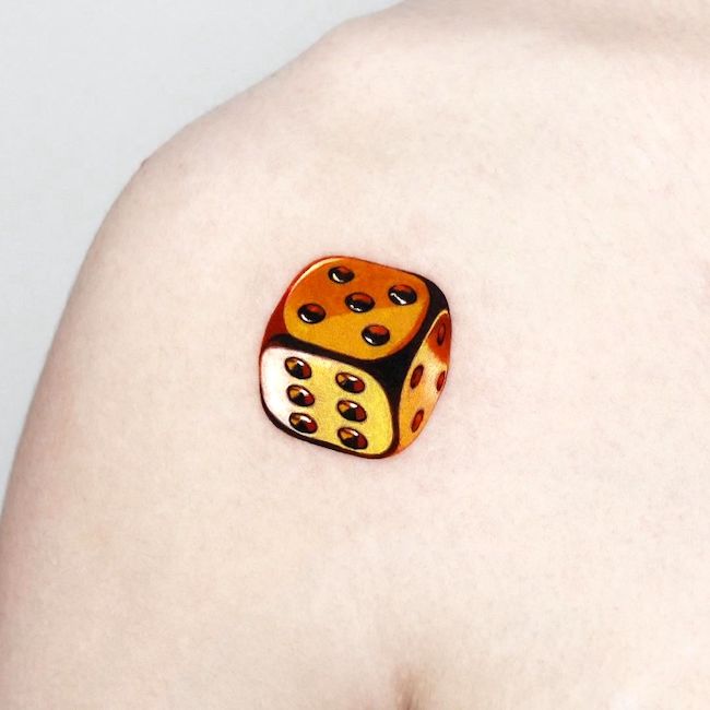 Roll the dice - piccolo tatuaggio sulla spalla di @jooa_tattoo