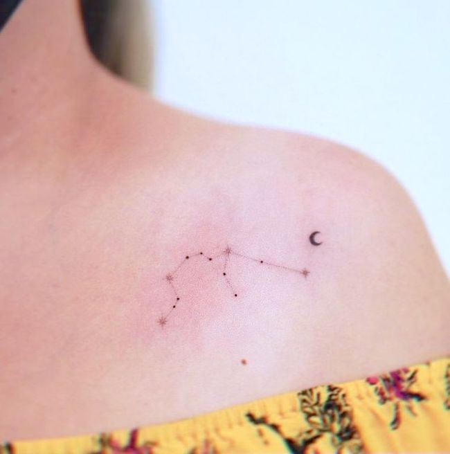 Costellazione zodiacale dell'Acquario di @tattooartbyhailey -Tatuaggi minimalisti di piccole dimensioni sulla spalla