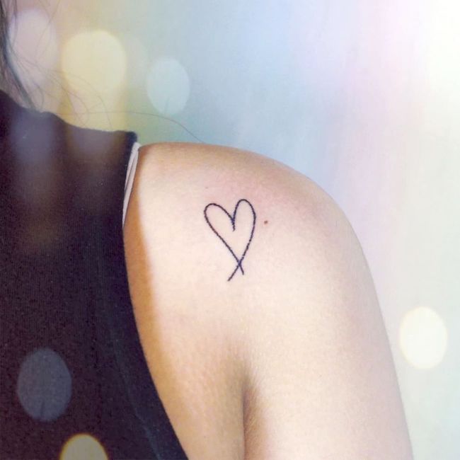 Cuore a linea singola sulla spalla di @duky_tattoo-Piccoli tatuaggi minimalisti sulla spalla