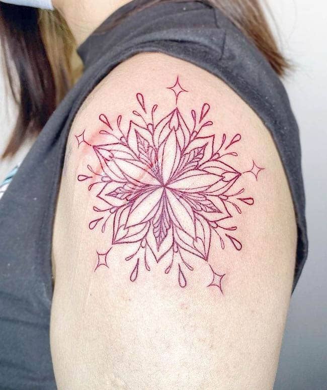 Tatuaggio mandala con fiocco di neve di @juliah_parker