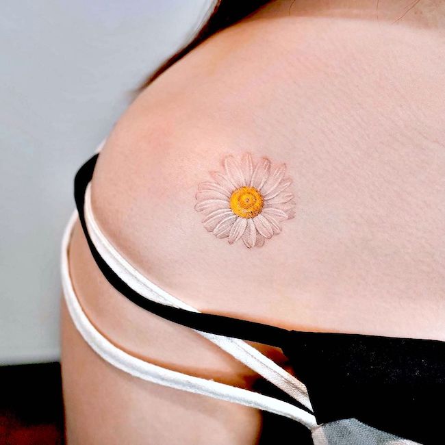 Semplice margherita tatuaggio spalla da @nemo.tattoo