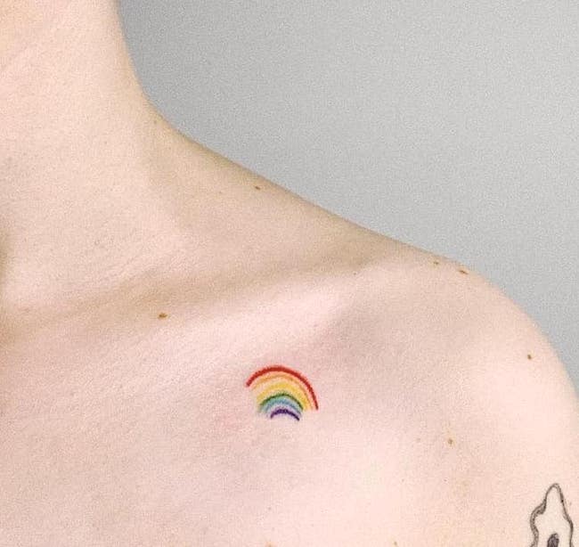 Piccolo tatuaggio arcobaleno di @handpoke.gallery