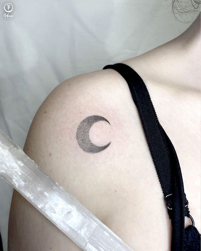 Tatuaggio semplice luna nera di @colette.ink