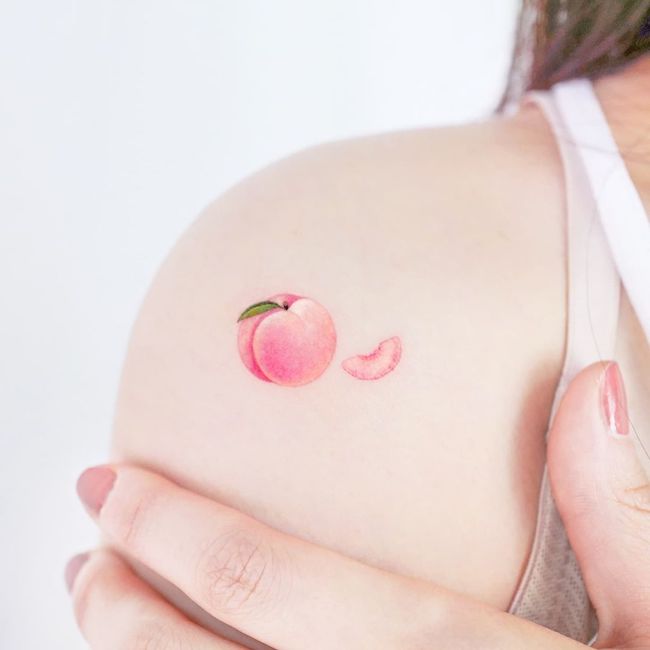 Tatuaggio carino e succoso con la pesca di @e.ple_tattoo-Piccoli tatuaggi minimalisti sulla spalla